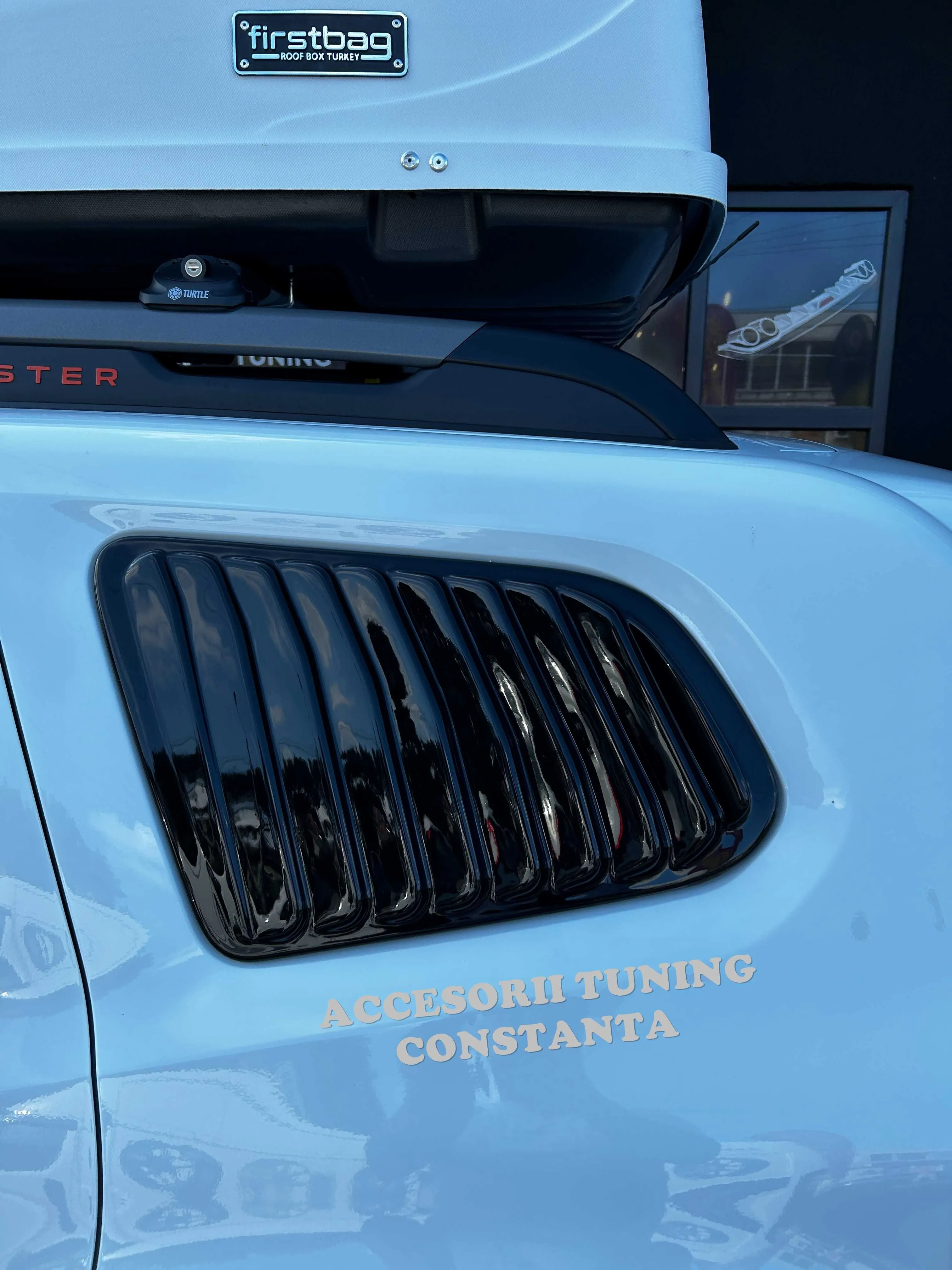 Ornament - Protectie Geam Dacia Duster 2 Negru Lucios